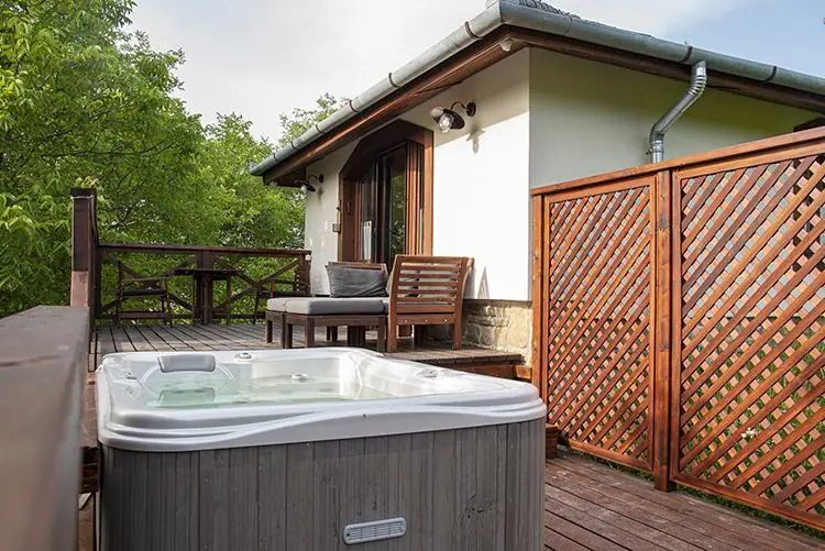 Privát jakuzzi a Szarvaslak teraszán